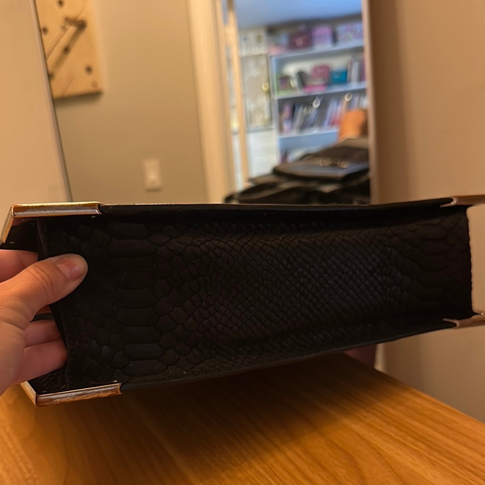 Chic Black Structured Handbag - Picture 5 of 8